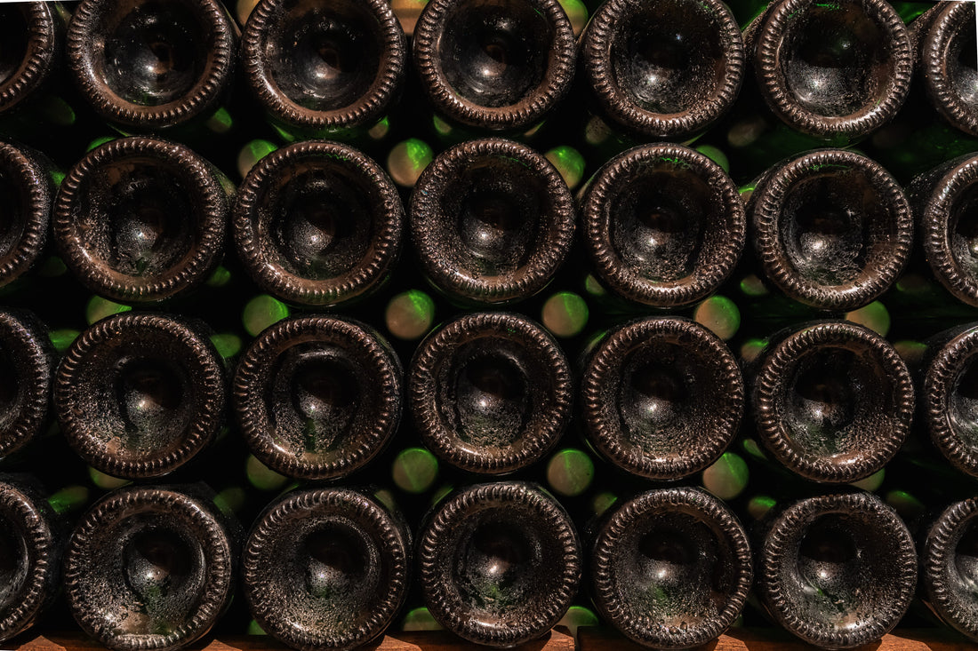Bouteilles couchées sur lattes dans nos caves crayeuses