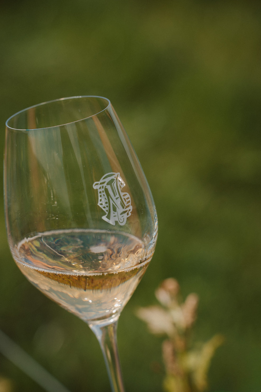 Coupe servie au monogramme de la Maison, dans les vignes