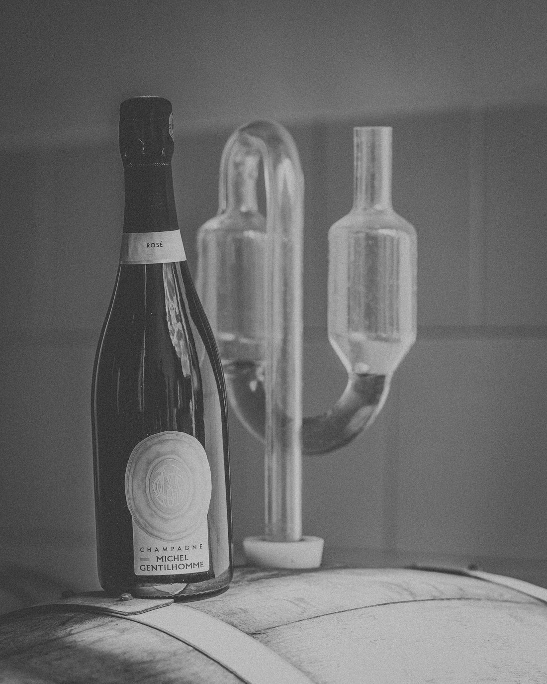 Rosé Michel-Gentilhomme sur un fût, bonde de fermentation, noir et blanc